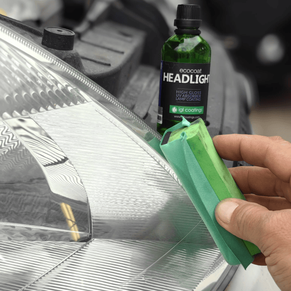Fényszórók öntisztító hatása az Ecocoat Headlight kerámiabevonatnak köszönhetően. Hosszú távú védelem a fényszórók számára az Ecocoat Headlight kerámiabevonattal.